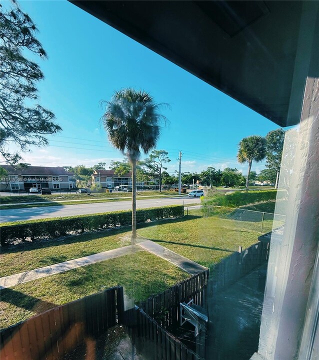 2106 Sherwood Forest Blvd in West Palm Beach, FL - Building Photo