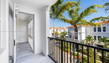 10170 SW 7th St, Unit 25-201 in Pembroke Pines, FL - Building Photo - Building Photo