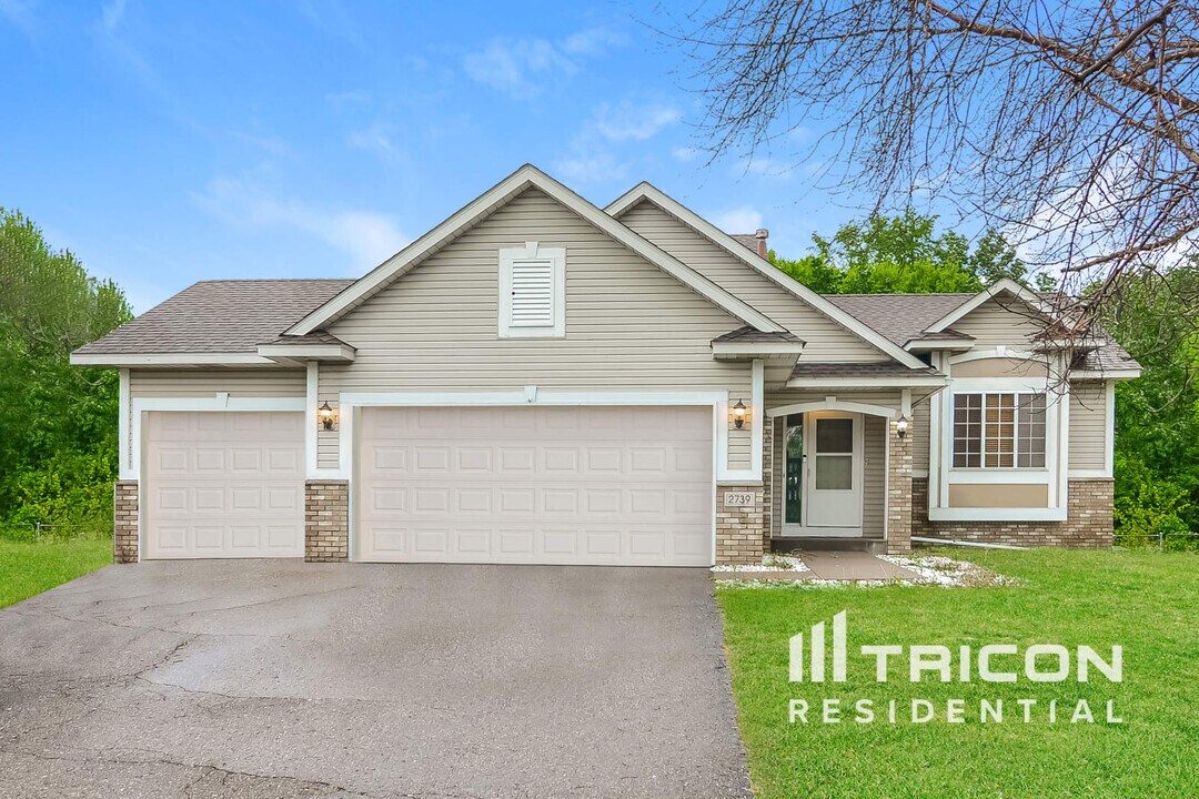 2739 Zumbrota Cir NE in Minneapolis, MN - Foto de edificio
