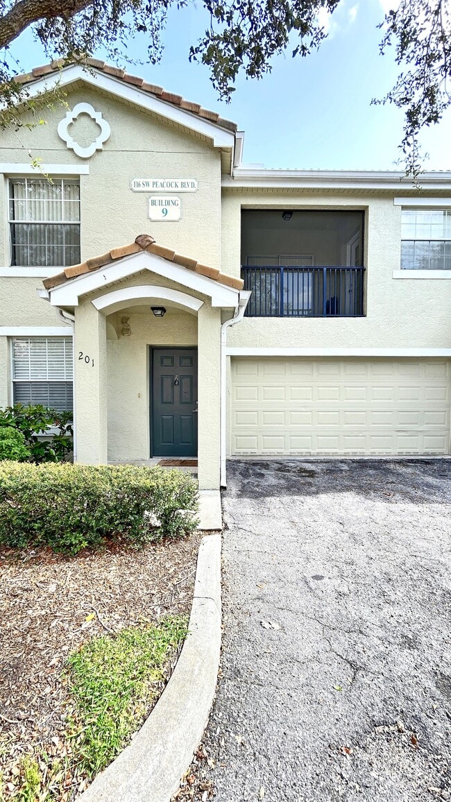 116 SW Peacock Blvd in Port St. Lucie, FL - Foto de edificio - Building Photo