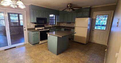 1000 Long Meadows Dr in Lynchburg, VA - Building Photo - Building Photo