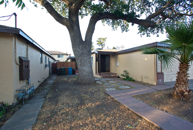 517 Stambaugh St in Redwood City, CA - Foto de edificio - Building Photo