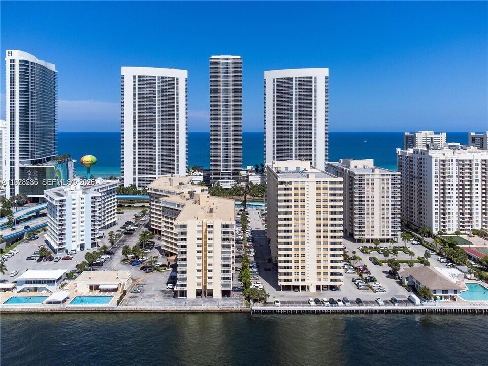1833 S Ocean Dr in Hallandale Beach, FL - Building Photo