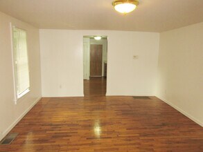 208 W Maple St, Unit #1 in Champaign, IL - Foto de edificio - Building Photo