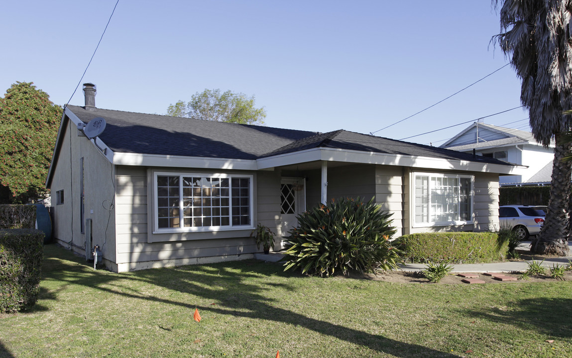 2005 Santa Ana Ave in Costa Mesa, CA - Foto de edificio