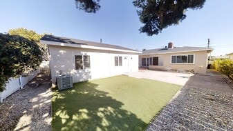 5642 Dorothy Way in San Diego, CA - Building Photo