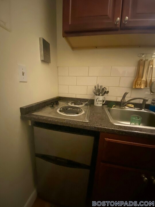 49 S Huntington Ave in Boston, MA - Building Photo