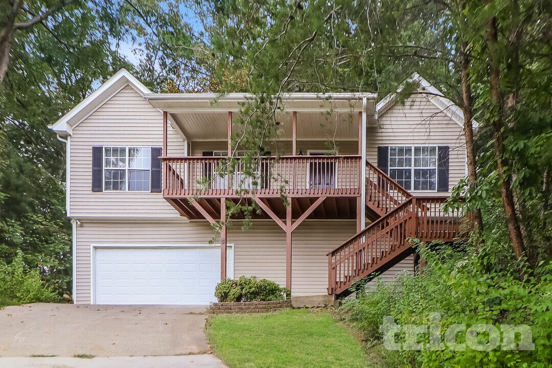 1048 Whispering Woods Dr in Canton, GA - Building Photo