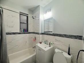 2562 37th St, Unit 3 in Astoria, NY - Foto de edificio - Building Photo