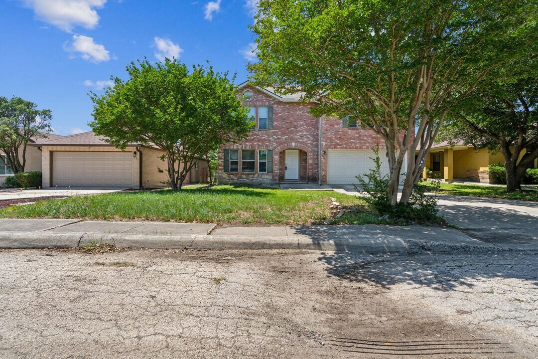 7427 Legend Point Dr in San Antonio, TX - Building Photo
