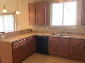 8811 Shadowglen Dr in North Charleston, SC - Foto de edificio - Building Photo