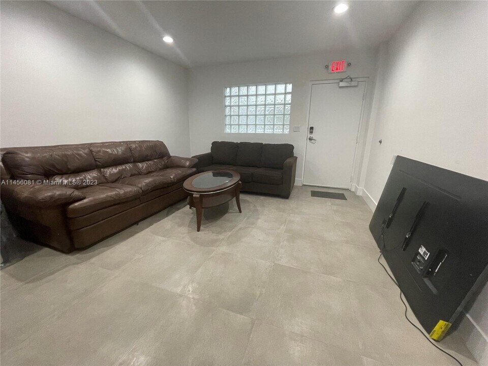 645 Palmetto Dr-Unit -10 in Miami Springs, FL - Building Photo