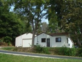 19024 Old Lincoln Hwy in Council Bluffs, IA - Building Photo