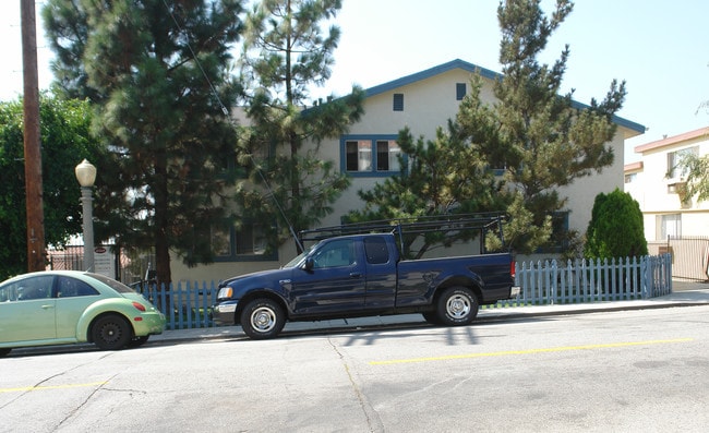 Commerce-10319 in Tujunga, CA - Foto de edificio - Building Photo