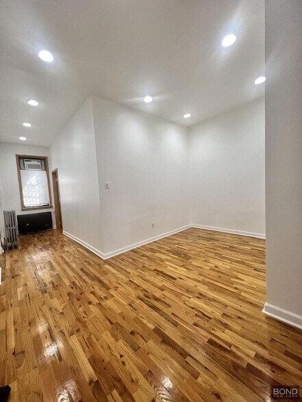 69 Scholes St, Unit 1 L in Brooklyn, NY - Building Photo - Building Photo