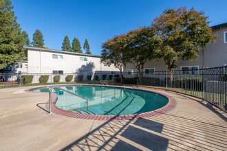 Gold Run Apartments in Rancho Cordova, CA - Foto de edificio - Building Photo