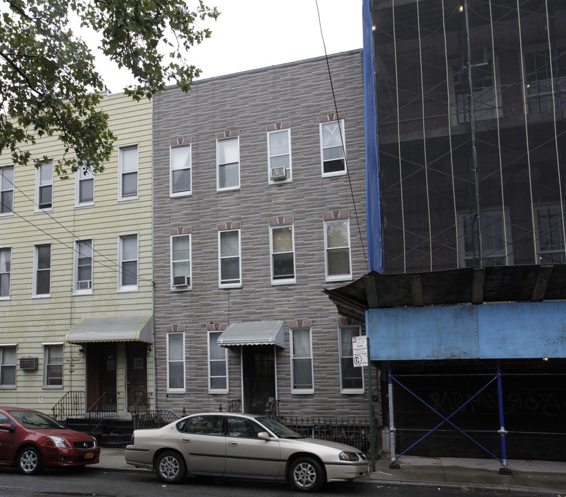 146 Conselyea St in Brooklyn, NY - Building Photo