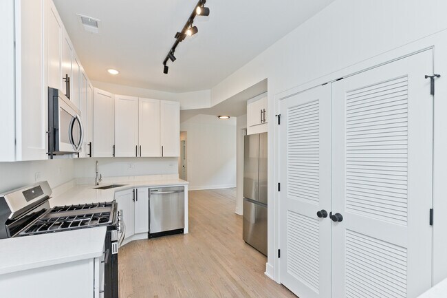 2468 N Lincoln Ave in Chicago, IL - Building Photo - Building Photo
