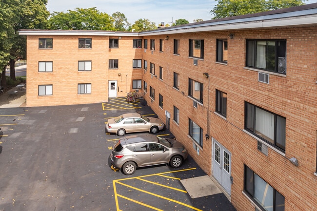 Edgewater Apartments in Oconomowoc, WI - Foto de edificio - Building Photo
