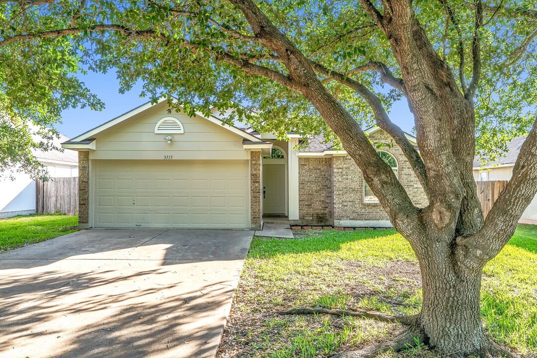 3715 Westfield Dr in College Station, TX - Foto de edificio