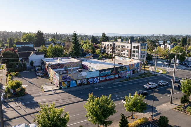 8300 Aurora Ave N in Seattle, WA - Building Photo - Building Photo