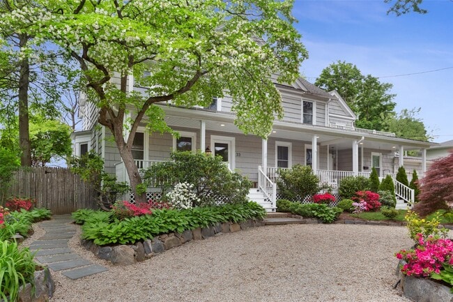 property at 33 Meadow Pl