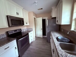 1026 N Arcola St in Angleton, TX - Building Photo - Building Photo