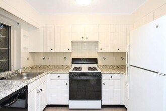 28 Saint Paul St, Unit 2 in Brookline, MA - Foto de edificio - Building Photo