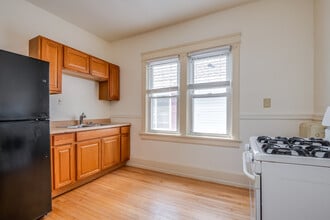 3373 N Oakland Ave in Milwaukee, WI - Foto de edificio - Building Photo