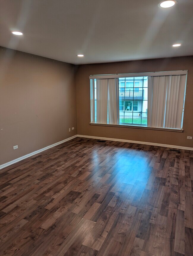 335 Buckingham Cir, Unit A in Elgin, IL - Building Photo - Building Photo