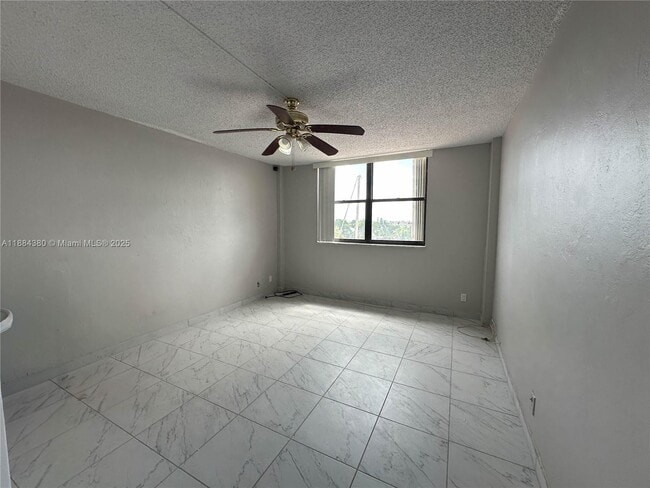 2450 NE 135th St in North Miami, FL - Foto de edificio - Building Photo