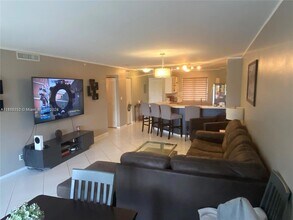2205 S Cypress Bend Dr, Unit 302 in Pompano Beach, FL - Building Photo - Building Photo