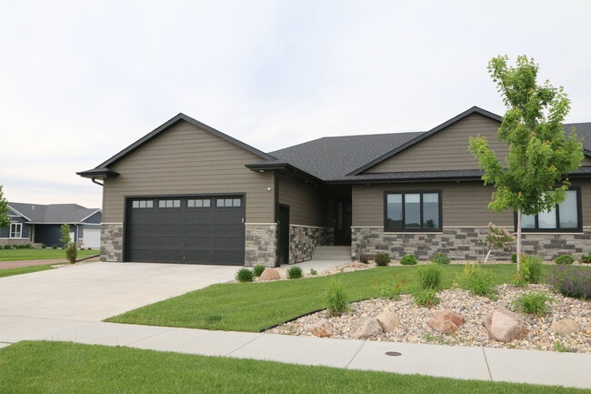 property at 2701 W Oak Hill Dr