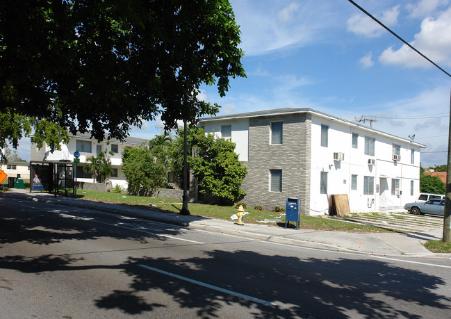 2401 Coral Way in Coral Gables, FL - Foto de edificio - Building Photo