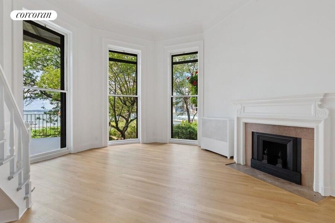 210 Columbia Hts in Brooklyn, NY - Building Photo