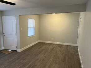 1909 Dorothy Dr in Grand Prairie, TX - Foto de edificio - Building Photo