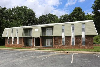 Spring Manor Apartments in Greensboro, NC - Building Photo - Building Photo