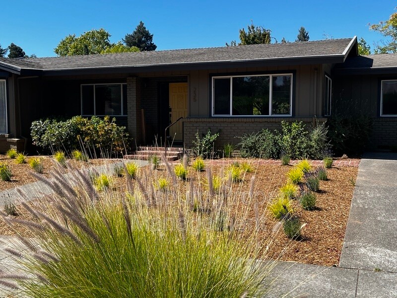 235 Sherman St in Healdsburg, CA - Building Photo