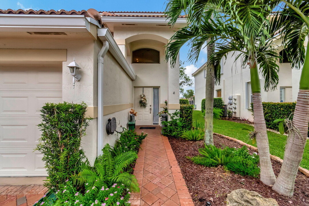7942 Laina Ln in Boynton Beach, FL - Building Photo