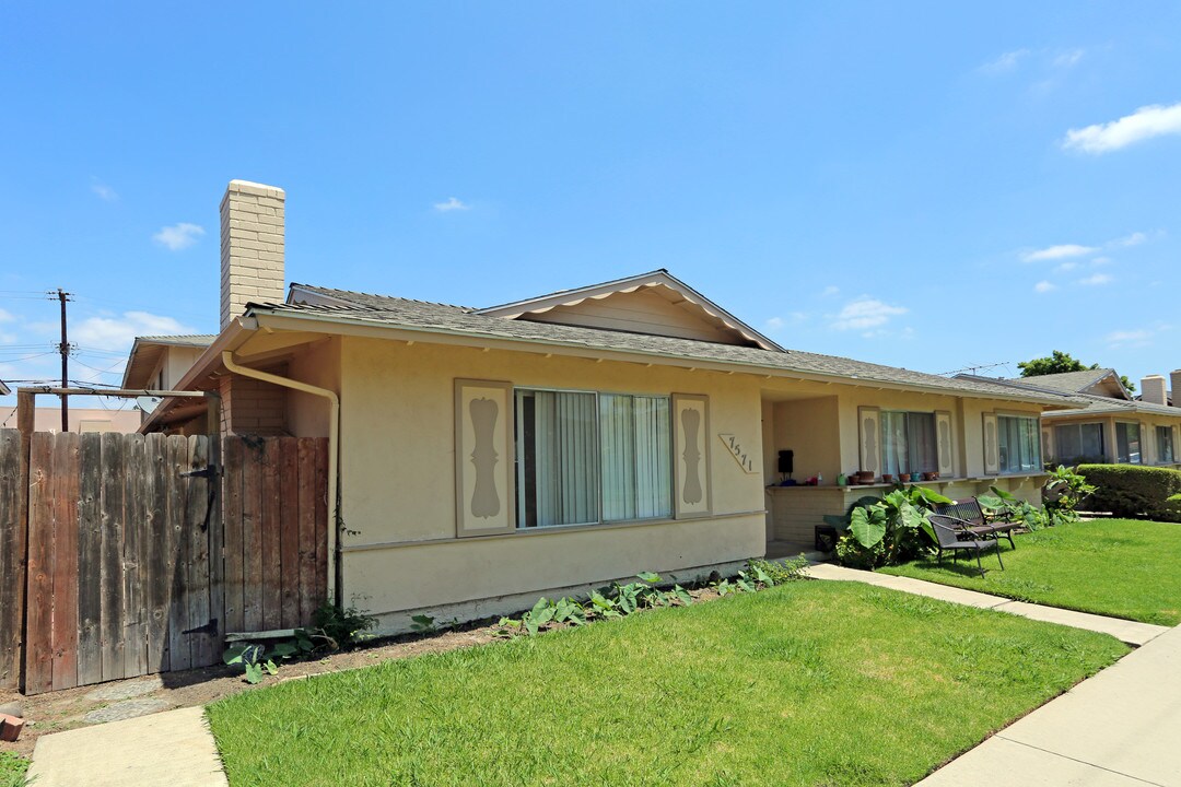 7571 Volga Dr in Huntington Beach, CA - Building Photo