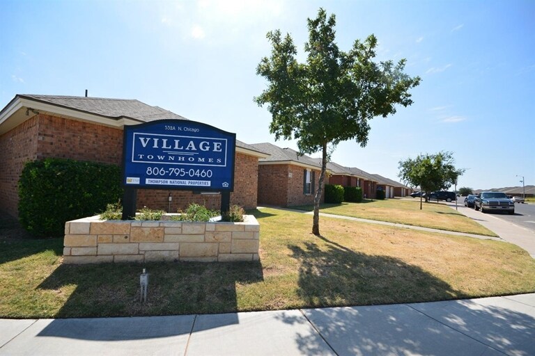 Village Townhomes in Lubbock, TX - Foto de edificio