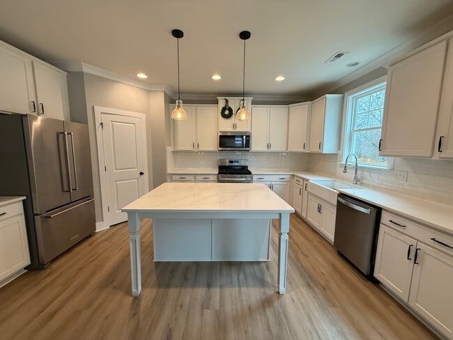 340 Avery Glenn Way in Fuquay Varina, NC - Building Photo - Building Photo