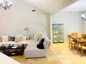 5739 Henniker Dr in Houston, TX - Building Photo - Building Photo