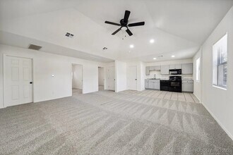 2807 E 3rd St, Unit B in Tulsa, OK - Foto de edificio - Building Photo