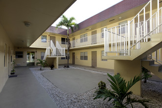 Fillmore Gardens Apartments in Hollywood, FL - Building Photo - Building Photo