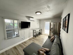 1044 22nd Ave N in St. Petersburg, FL - Building Photo - Building Photo