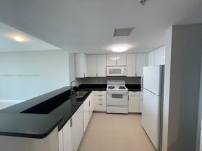 1250 S Miami Ave, Unit 2111 in Miami, FL - Building Photo - Building Photo
