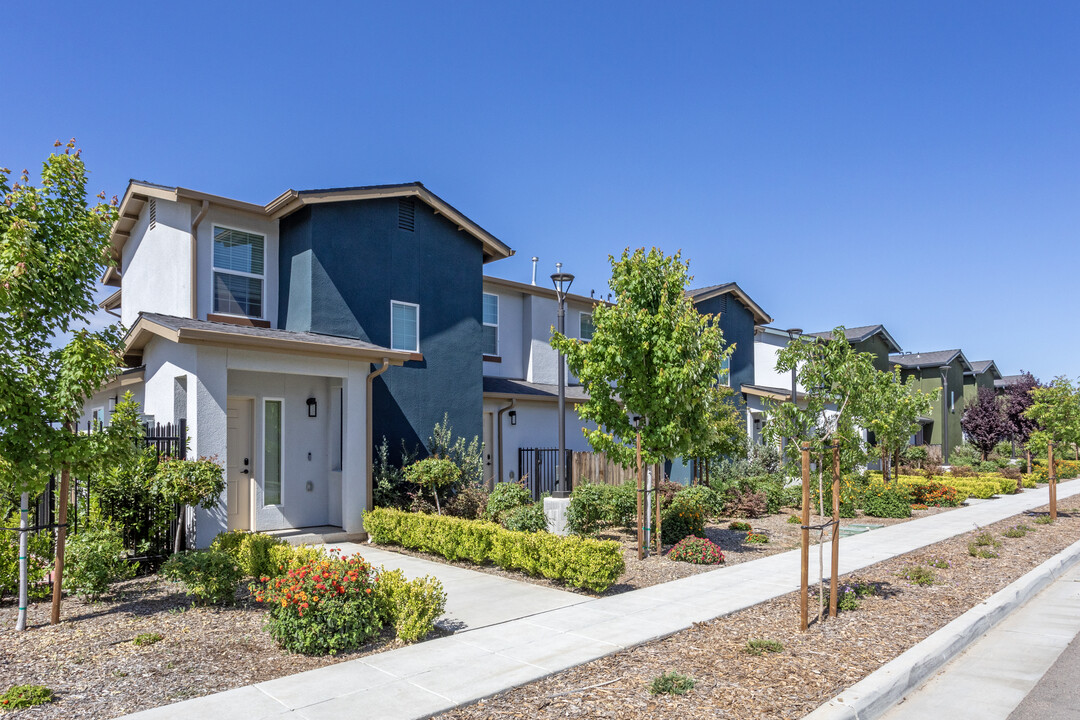 Casa di Fortuna in Fresno, CA - Building Photo