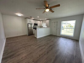 Savio Apartments in Hollywood, FL - Building Photo