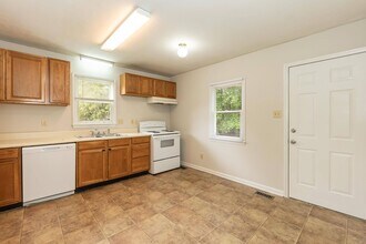 1300 Cherrycrest Dr in Durham, NC - Building Photo - Building Photo